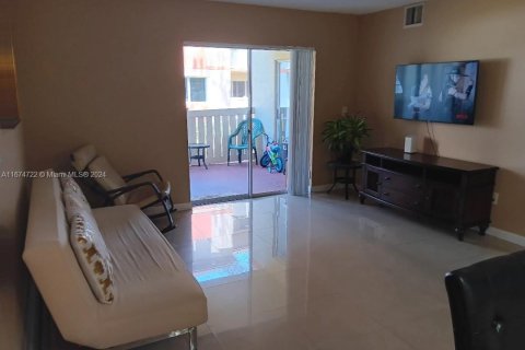 Condo in Hialeah, Florida, 2 bedrooms  № 1398163 - photo 16