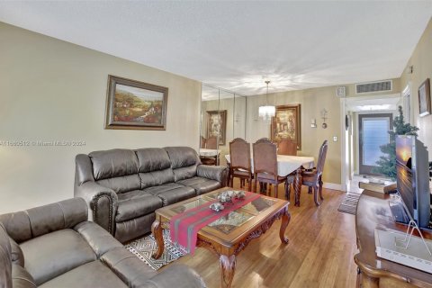 Condo in Lauderdale Lakes, Florida, 1 bedroom  № 1365887 - photo 8