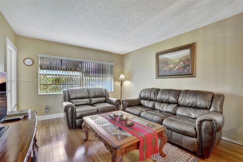 Condo in Lauderdale Lakes, Florida, 1 bedroom  № 1365887 - photo 7