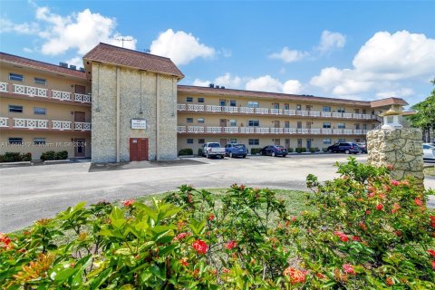 Condo in Lauderdale Lakes, Florida, 1 bedroom  № 1365887 - photo 2