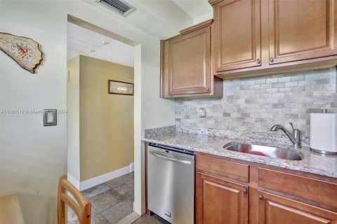 Condo in Lauderdale Lakes, Florida, 1 bedroom  № 1365887 - photo 12