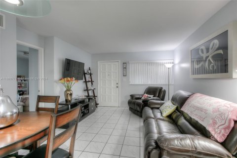 Condo in Hialeah, Florida, 2 bedrooms  № 1367560 - photo 5