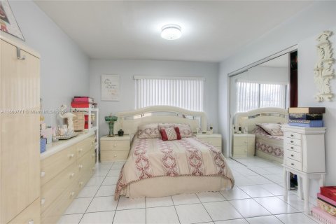 Condo in Hialeah, Florida, 2 bedrooms  № 1367560 - photo 10