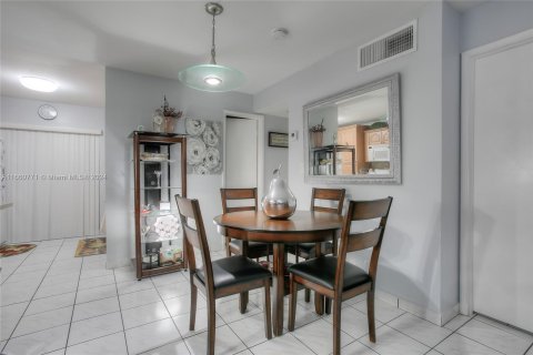 Condo in Hialeah, Florida, 2 bedrooms  № 1367560 - photo 6