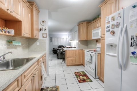 Condo in Hialeah, Florida, 2 bedrooms  № 1367560 - photo 8