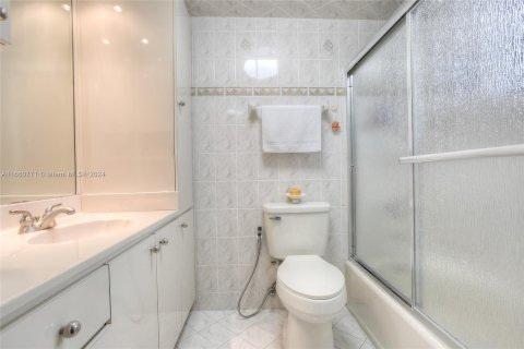 Condo in Hialeah, Florida, 2 bedrooms  № 1367560 - photo 11