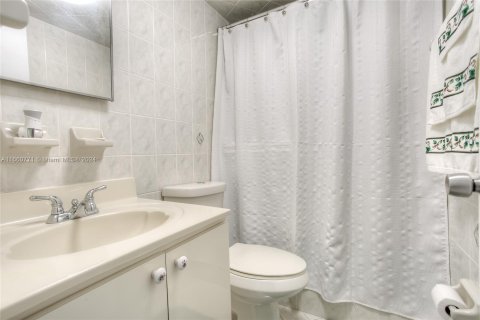 Condo in Hialeah, Florida, 2 bedrooms  № 1367560 - photo 9