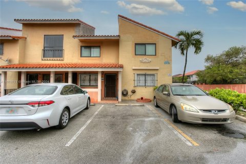 Condo in Hialeah, Florida, 2 bedrooms  № 1367560 - photo 1