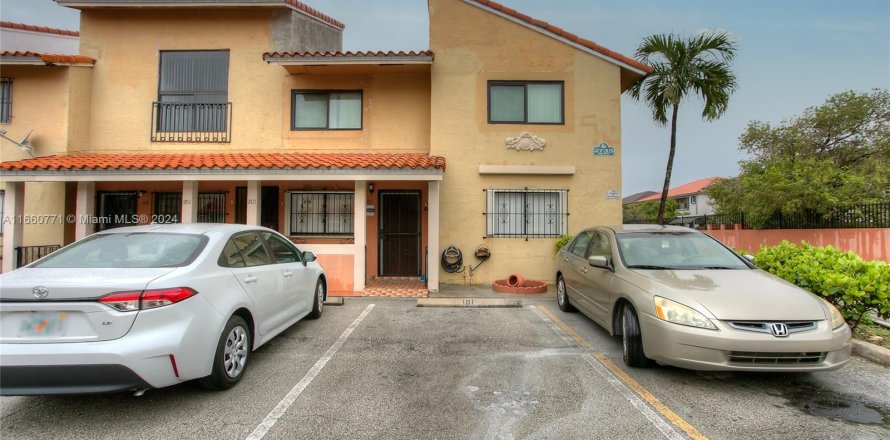 Condominio en Hialeah, Florida, 2 dormitorios  № 1367560