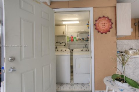 Condo in Hialeah, Florida, 2 bedrooms  № 1367560 - photo 13