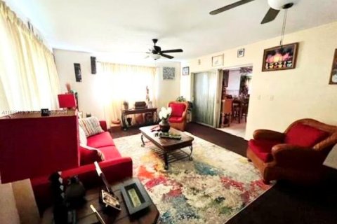 House in Miami, Florida 3 bedrooms, 113.81 sq.m. № 1427975 - photo 14