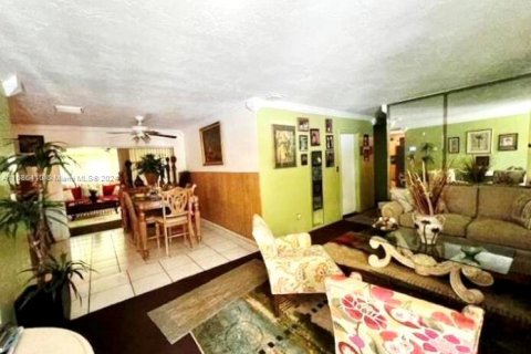 House in Miami, Florida 3 bedrooms, 113.81 sq.m. № 1427975 - photo 17