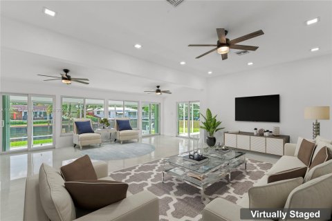 House in Wilton Manors, Florida 3 bedrooms, 170.66 sq.m. № 613448 - photo 3