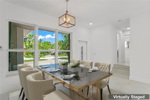 House in Wilton Manors, Florida 3 bedrooms, 170.66 sq.m. № 613448 - photo 2