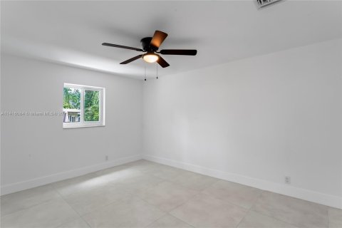 House in Wilton Manors, Florida 3 bedrooms, 170.66 sq.m. № 613448 - photo 15