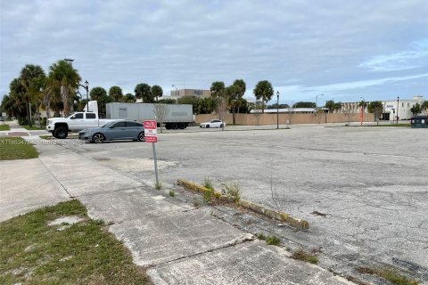 Propiedad comercial en venta en St. Lucie, Florida № 1374215 - foto 9