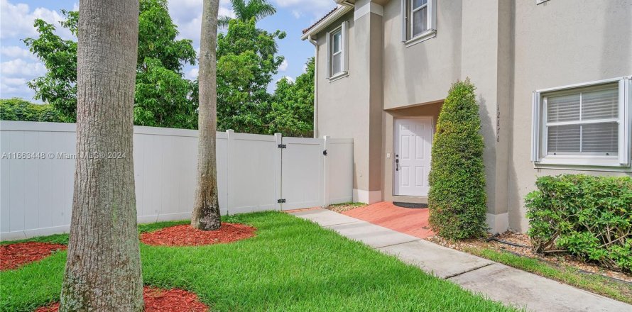 Townhouse in Miramar, Florida 3 bedrooms, 143.72 sq.m. № 1374213