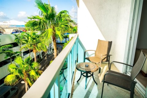 Condominio en venta en Hallandale Beach, Florida, 2 dormitorios, 92.81 m2 № 1091242 - foto 1