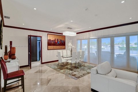 House in Miami, Florida 4 bedrooms, 231.7 sq.m. № 782249 - photo 12