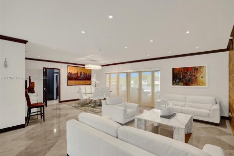 House in Miami, Florida 4 bedrooms, 231.7 sq.m. № 782249 - photo 9