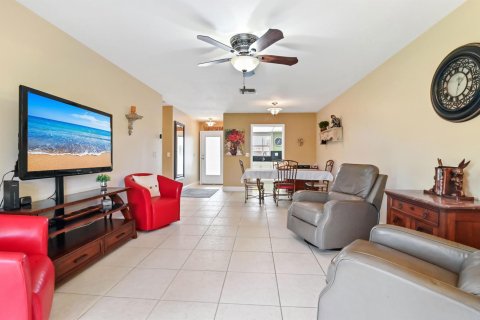 Villa ou maison à vendre à West Palm Beach, Floride: 2 chambres, 77.02 m2 № 1097609 - photo 24