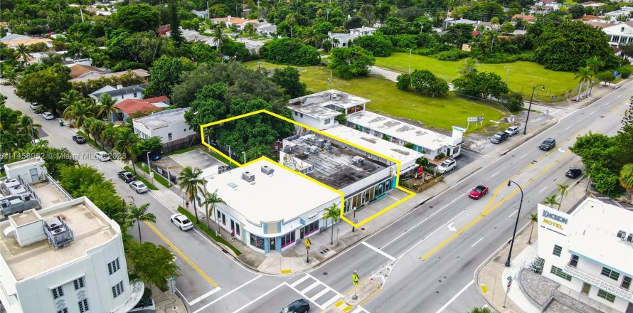 Commercial property in Miami, Florida № 737698