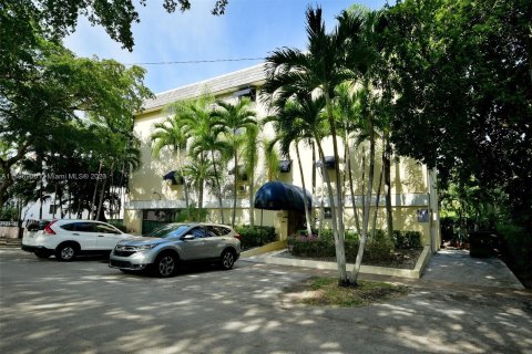 Condominio en venta en Coral Gables, Florida, 1 dormitorio, 55.74 m2 № 876283 - foto 1