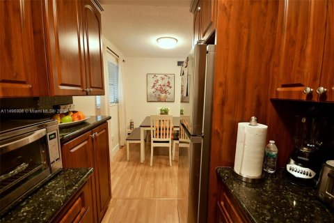Condominio en venta en Coral Gables, Florida, 1 dormitorio, 55.74 m2 № 876283 - foto 8