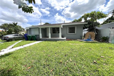 Villa ou maison à louer à Miami, Floride: 2 chambres, 145.3 m2 № 1364812 - photo 2