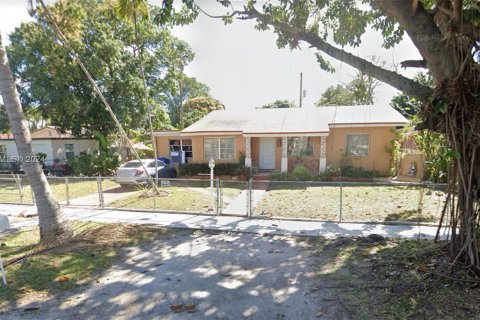 Villa ou maison à louer à Miami, Floride: 2 chambres, 145.3 m2 № 1364812 - photo 1