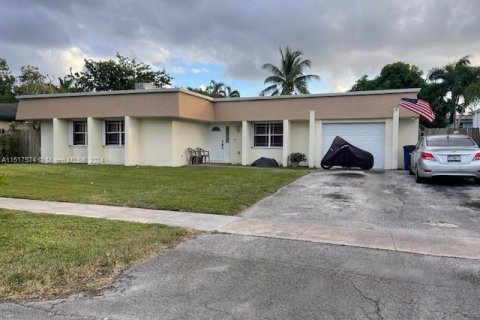 House in Cooper City, Florida 3 bedrooms, 149.39 sq.m. № 976045 - photo 1