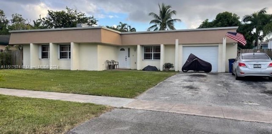 House in Cooper City, Florida 3 bedrooms, 149.39 sq.m. № 976045