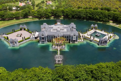 Villa ou maison à vendre à Miami, Floride: 8 chambres, 1186.36 m2 № 976044 - photo 15