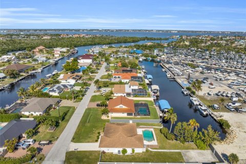 House in Fort Myers, Florida 5 bedrooms, 206.99 sq.m. № 1011185 - photo 1