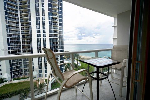 Studio in the Condo in Sunny Isles Beach, Florida  № 1396126 - photo 5