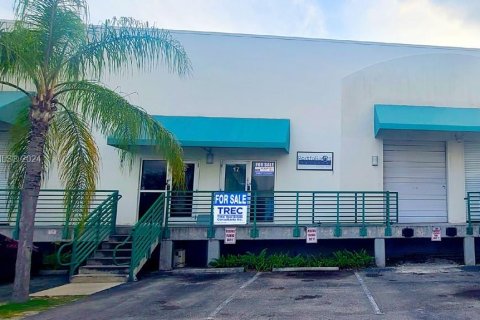 Купить коммерческую недвижимость в Майами-Гарденс, Флорида № 997791 - фото 2