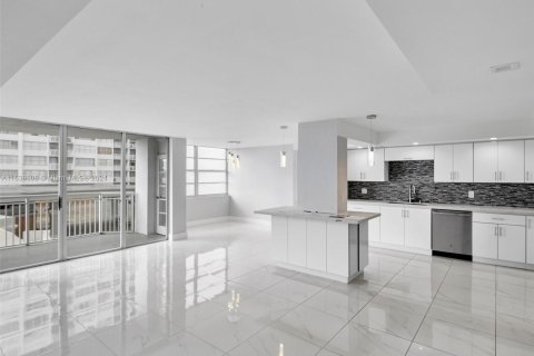 Condo in Aventura, Florida, 2 bedrooms  № 1315716 - photo 5