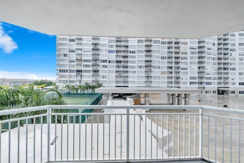 Condo in Aventura, Florida, 2 bedrooms  № 1315716 - photo 23