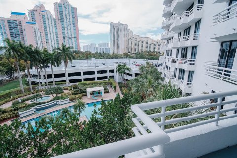 Condo in Aventura, Florida, 2 bedrooms  № 1372444 - photo 15