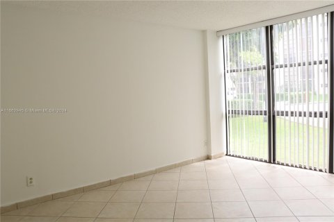 Condominio en venta en Sunny Isles Beach, Florida, 1 dormitorio, 71.26 m2 № 1372443 - foto 7