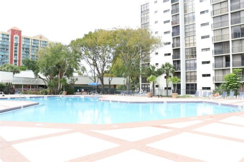 Condo in Sunny Isles Beach, Florida, 1 bedroom  № 1372443 - photo 14