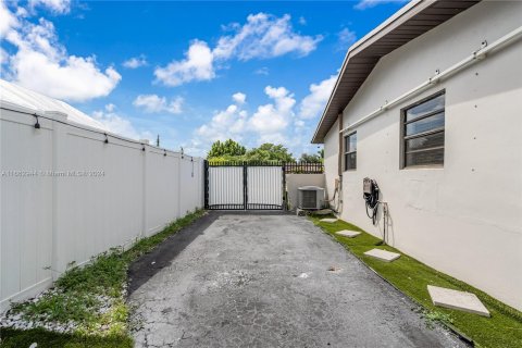 Villa ou maison à vendre à Pembroke Pines, Floride: 3 chambres, 139.82 m2 № 1372442 - photo 30