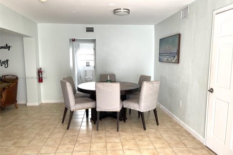 Propiedad comercial en venta en Miami, Florida № 1366981 - foto 11