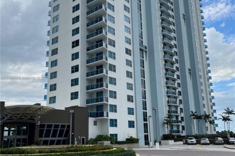 Condominio en alquiler en Sunrise, Florida, 2 dormitorios, 108.23 m2 № 1366978 - foto 1