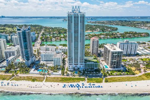 Condominio en alquiler en Miami Beach, Florida, 2 dormitorios, 122.82 m2 № 1366980 - foto 1