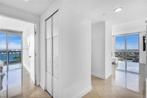 Condominio en alquiler en Miami Beach, Florida, 2 dormitorios, 122.82 m2 № 1366980 - foto 13