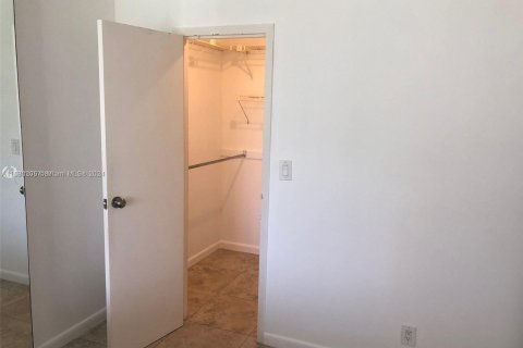 Condo in Hallandale Beach, Florida, 2 bedrooms  № 1410428 - photo 10