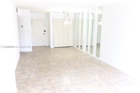 Condo in Hallandale Beach, Florida, 2 bedrooms  № 1410428 - photo 5