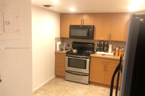 Condo in Hallandale Beach, Florida, 2 bedrooms  № 1410428 - photo 6