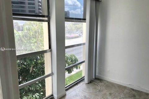 Condo in Hallandale Beach, Florida, 2 bedrooms  № 1410428 - photo 13